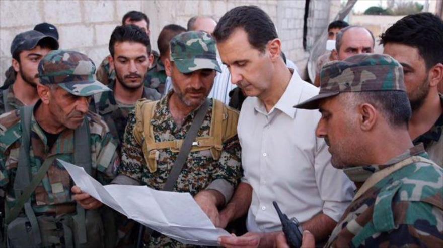El presidente de Siria, Bashar al-Asad, visita a los soldados del Ejército con ocasión de Eid al-Fitr. 