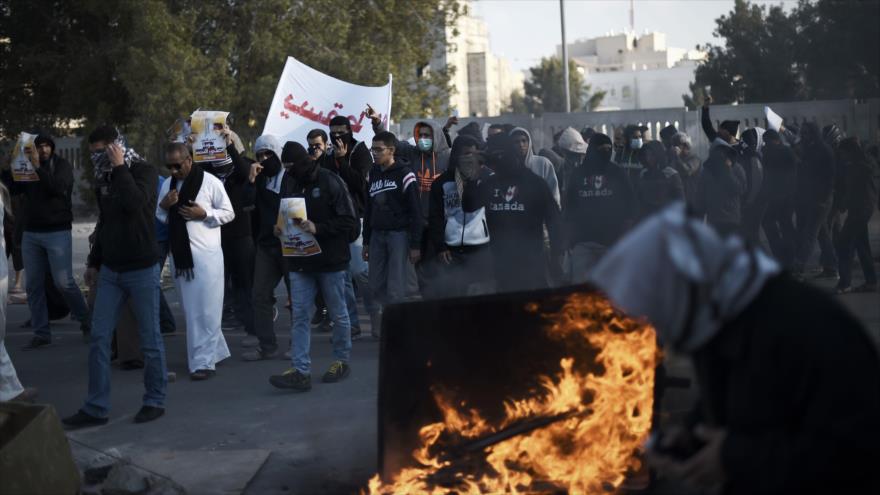 Ciudadanos bareiníes salen a las calles de la capitalina ciudad de Manama en demanda de reformas pacíficas, 12 de febrero de 2016.