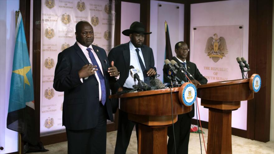 El vicepresidente primero sursudanés, Riek Machar (izqda.), habla durante una conferencia de prensa junto con el presidente, Salva Kiir (centro), y el vicepresidente, James Wani Igga (drecha.), 08 de julio de 2016.