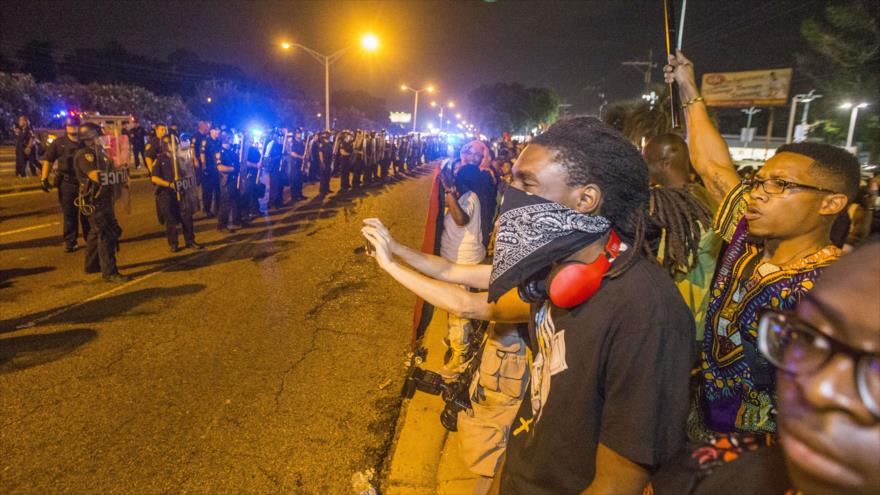Manifestantes se encaran con la policía por segunda noche consecutiva en la capital del estado norteamericano de Luisiana (sureste), Baton Rouge, 9 de julio de 2016.