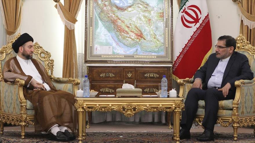 El secretario del Consejo Supremo de Seguridad Nacional de Irán, Ali Shamjani (dcha), durante una reunión con el presidente de la Asamblea Suprema Islámica de Irak, Seyed Amar al-Hakim en Teherán, 10 de julio de 2016.