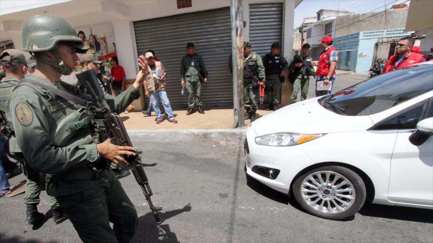 Soldados venezolanos posan en un puesto de control en el estado de Táchira (oeste), cerca de la frontera con Colombia, 27 de agosto de 2015. 