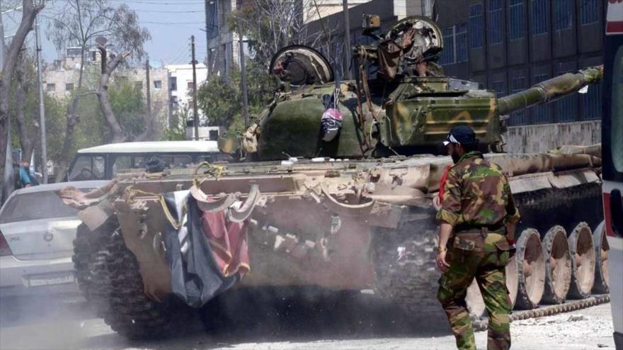 Un tanque T-72 del Ejército de Siria en el distrito Sheij Maqsud en Alepo (noroeste sirio). 