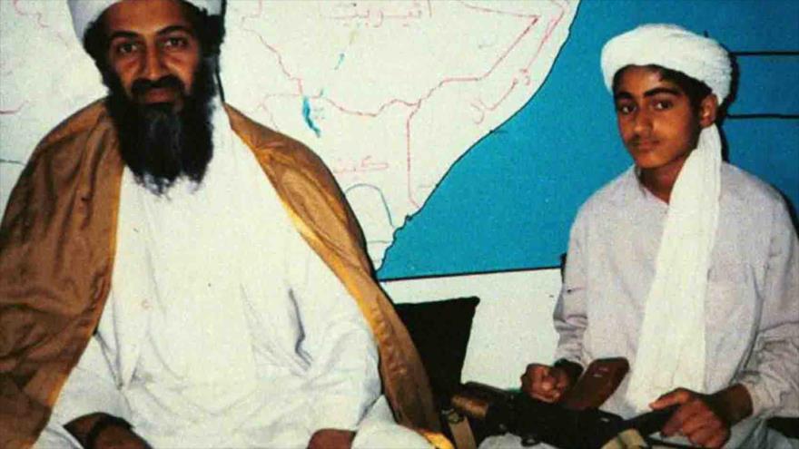 El exlíder de Al-Qaeda, Osama bin Laden, junto a su hijo Hamza.