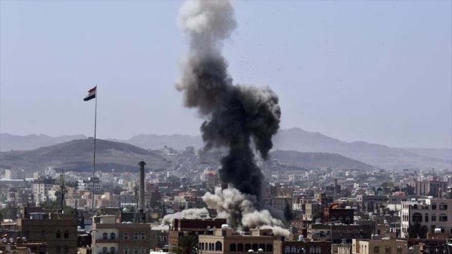 Columna de humo después de un ataque saudí.