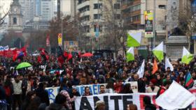 Miles de chilenos participan en la marcha familiar por educación 
