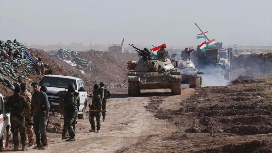 Combatientes de las fuerzas progubernamentales de Irak toman posiciones en una operación para recuperar del grupo terrorista EIIL (Daesh, en árabe) la localidad de Al-Bashir, cerca de la provincia de Kikuk, 30 de abril de 2016.