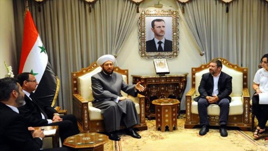 El gran muftí de Siria, Ahmad Badredin Hasun, se reúne en Damasco con una delegación parlamentaria de la Unión Europea (UE), 10 de julio de 2016.