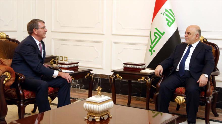 El secretario de Defensa de EE.UU., Ashton Carter (izda.), se reúne con el premier iraquí, Haidar al-Abadi, en Bagdad, 11 de julio de 2016.