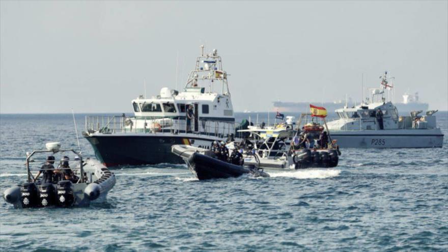 Patrulleras de la Guardia Civil española y barcos de Gibraltar, en la bahía de Algeciras, en la orilla norte del estrecho de Gibraltar.