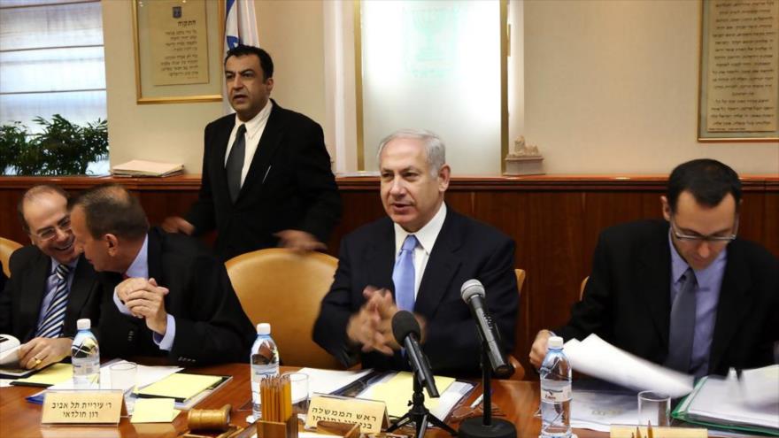 El primer ministro del régimen de Israel, Benyamin Netanyahu (centro), preside una sesión de su gabinete.