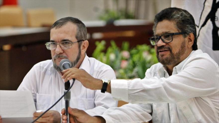 El máximo jefe de las FARC, Rodrigo Londoño Echeverri, conocido como Timoshenko o Timoleón Jiménez (izda.), y el jefe negociador de las FARC, Iván Márquez.