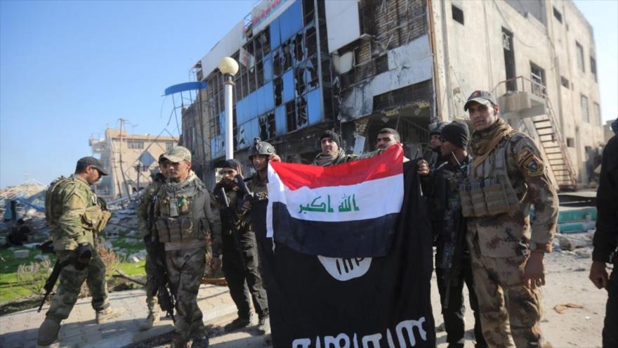 Fuerzas iraquíes en la ciudad de Ramadi, capital de la provincia occidental de Al-Anbar, celebran su victoria ante Daesh.