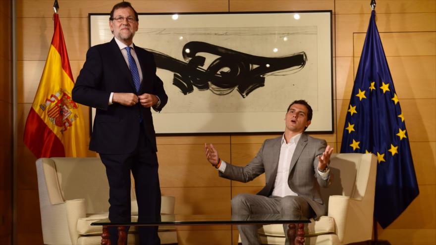 El presidente del Gobierno en funciones de España, Mariano Rajoy (izda.), y el líder de Ciudadanos, Albert Rivera, durante una reunión en el Congreso español, 12 de julio de 2016.