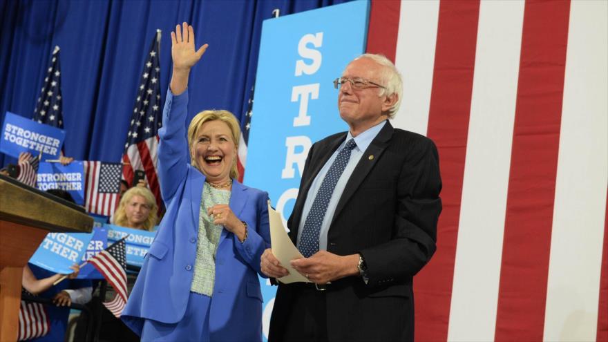 El senador demócrata estadounidense, Bernie Sanders (dcha.), y la aspirante de su partido a la Casa Blanca, Hillary Clinton, aparecen en un acto conjunto en Portsmouth, en el estado de New Hampshire (noreste), 12 de julio de 2016.