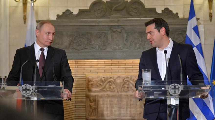 El presidente de Rusia, Vladimir Putin (izda.), en una rueda de prensa conjunta con el premier griego, Alexis Tsipras, en Atenas (Grecia).