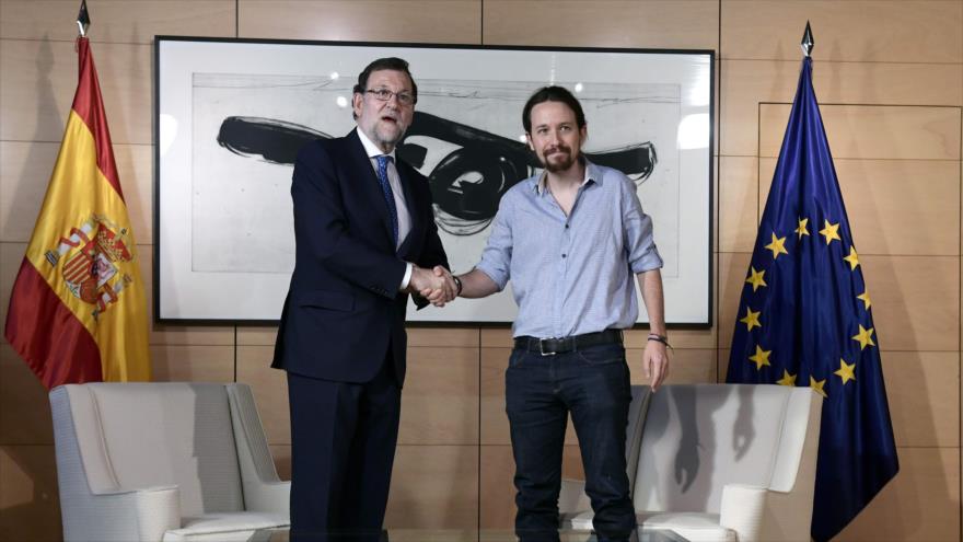 El presidente del Gobierno español en funciones, Mariano Rajoy (izqda.) estrecha la mano del líder de Podemos, Pablo Iglesias, durante su reunión en el Congreso de los Diputados en Madrid (capital). 12 de julio de 2016