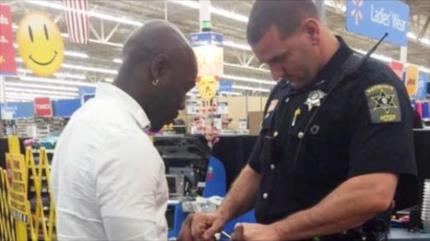 Paz en medio de tiroteo: Afroamericano reza con un policía blanco