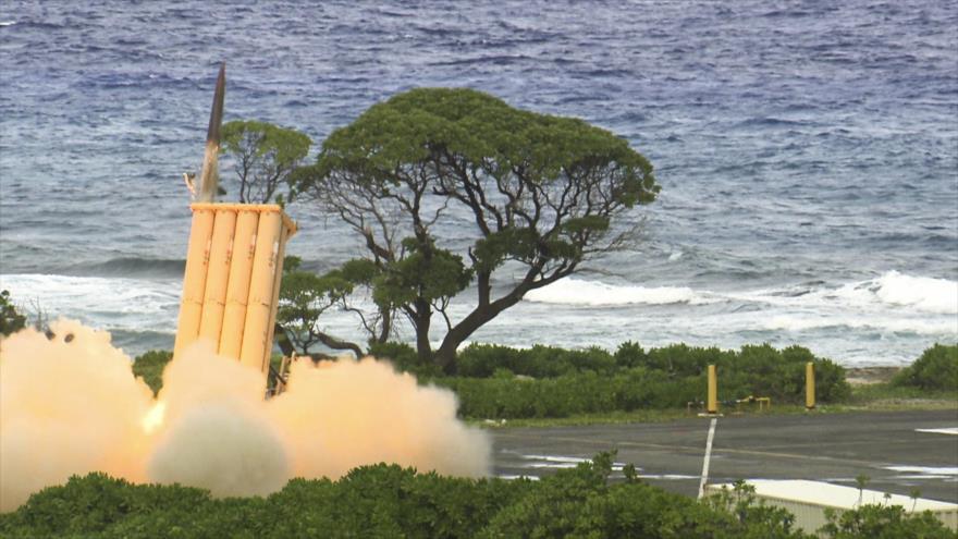 El momento del lanzamiento de un misil interceptor del sistema THAAD estadounidense.