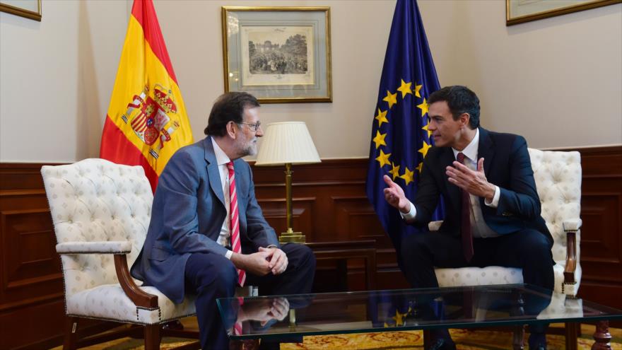 El presidente del Gobierno en funciones español Mariano Rajoy (izda.), se reúne con el líder del PSOE, Pedro Sánchez, en las Cortes Generales, Madrid, 13 de julio de 2013.