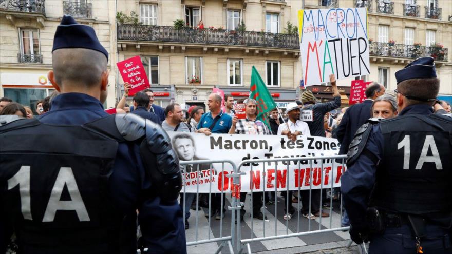 Franceses se manifiestan contra la reforma laboral en París, capital gala, 12 de julio de 2016. 