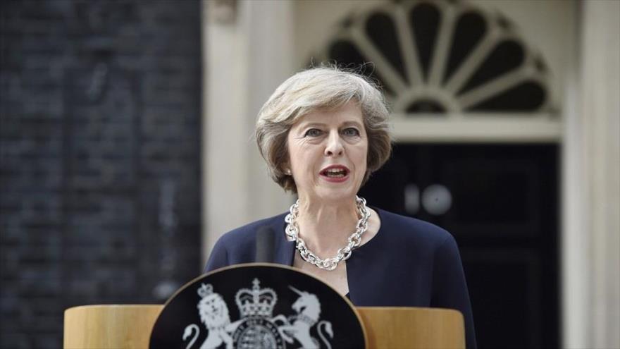 La nueva primera minstra británica, Theresa May, atiende a la prensa delante de su nueva residencia en el número 10 de Downing Street, Londres (la capital británica), 13 de julio de 2016.