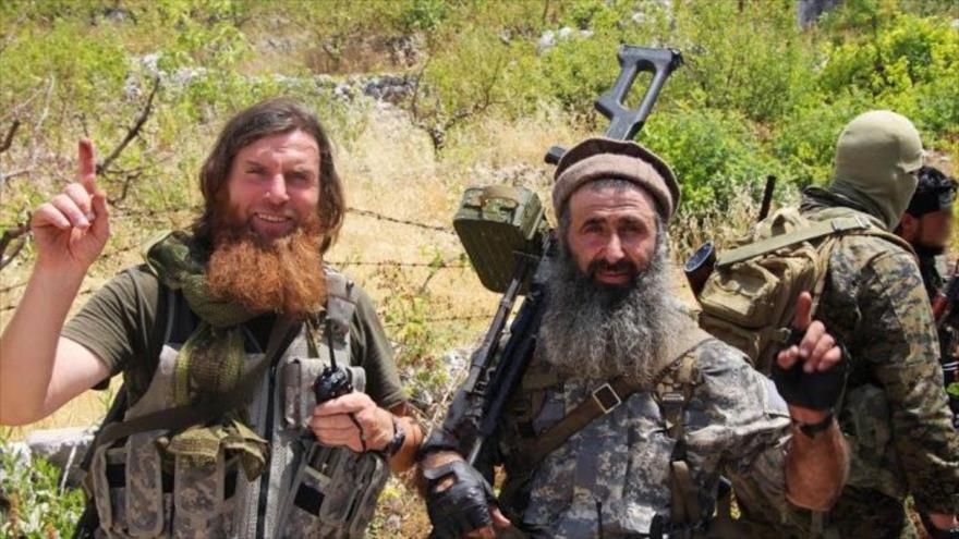 El alto comandante y "ministro de guerra" del EIIL, el checheno Abu Omar al-Shishani (izda).