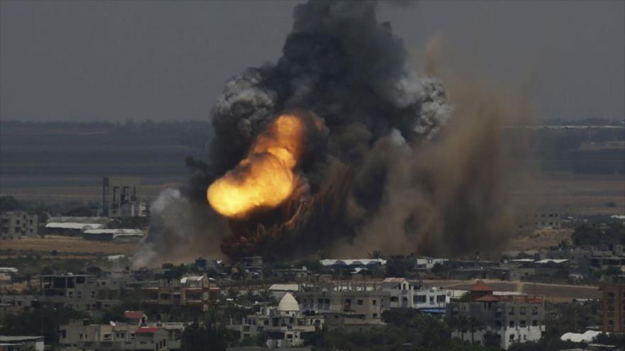 Una columna de humo y fuego se levanta de un área en la ciudad de Gaza tras un ataque de la aviación israelí.