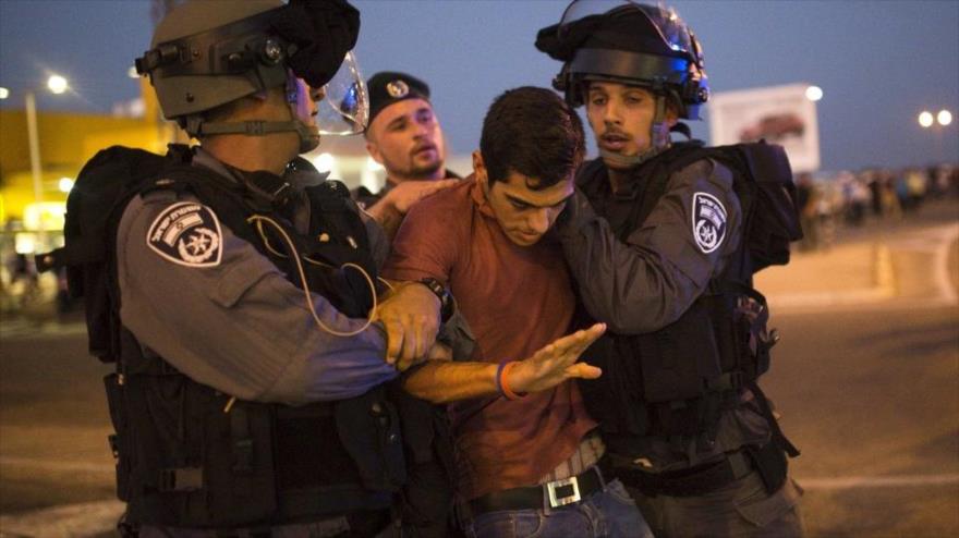 Soldados israelíes arrestan a un palestino.