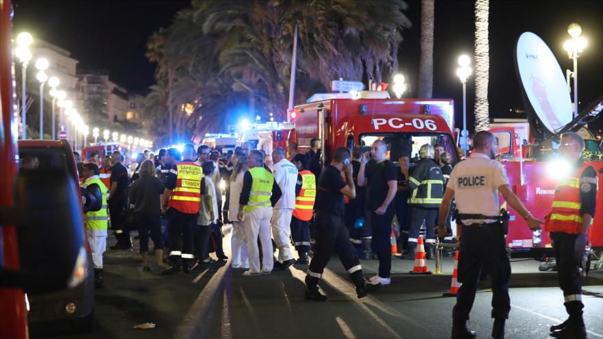 Agentes de policía, bomberos y equipos de rescate se ven en la ciudad turística de Niza, en el sur de Francia, donde un camión embistió a una multitud, 15 de julio de 2016.