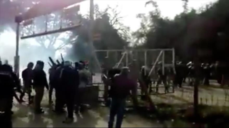 La Policía reprime la protesta de trabajadores de la compañía Ingenio Ledesma, en la provincia de Jujuy (noroeste), 14 de julio de 2016.