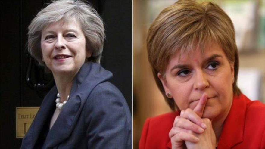 La primera ministra británica, Theresa May (izda.) y la primera ministra escocesa, Nicola Sturgeon.