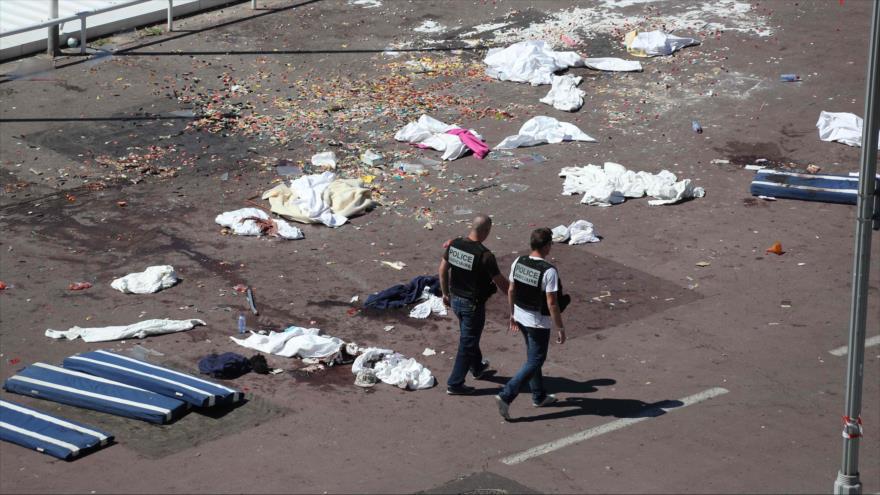 Oficiales de Policía francesa a pie en el lugar donde atropelló un camión contra una multitud que celebraban el Día Nacional de Francia y la conmemoración de la toma de la Bastilla (1789) en Niza, sur galo, 15 de julio de 2016.