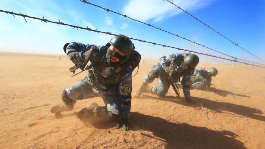 Fuerzas militares chinas se entrenan durante una maniobra militar.