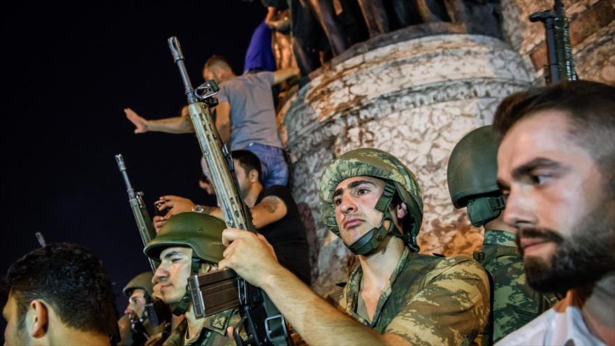Soldados turcos asedian la plaza de Taksim en Estambul, mientras que los civiles turcos marchan contra el golpe militar, 16 de julio de 2016.