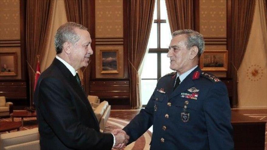 El entonces jefe de las Fuerzas Armadas de Turquía, Akin Ozturk, saluda al mandatario turco, Recep Tayyip Erdoga, agosto de 2015.
