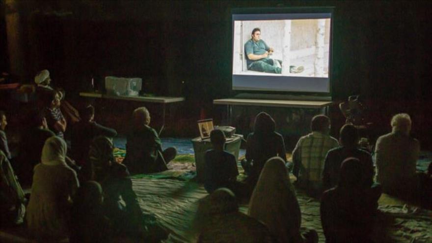Exhiben la película iraní “Hengame” ante un público reunido en un campo en la mezquita Al-Fatema, en California, EE.UU.