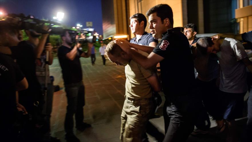 La policía antidisturbios de Turquía detiene a un militar golpista en el distrito de Bakirkoy, en Estambul (oeste), 16 de julio de 2016.