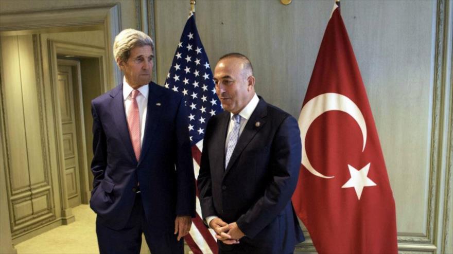 El secretario de Estado estadounidense, John Kerry (izda.), y su homólogo turco, Mevlut Cavusoglu.