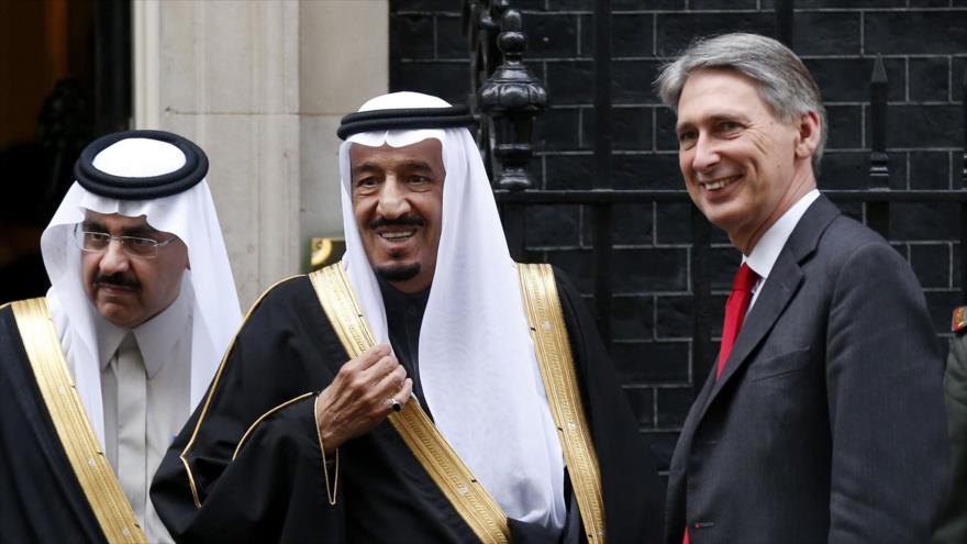 El ministro de Exteriores británico, Philip Hammond (dcha.), reunido con el rey saudí, Salman bin Abdulaziz Al Saud (centro).