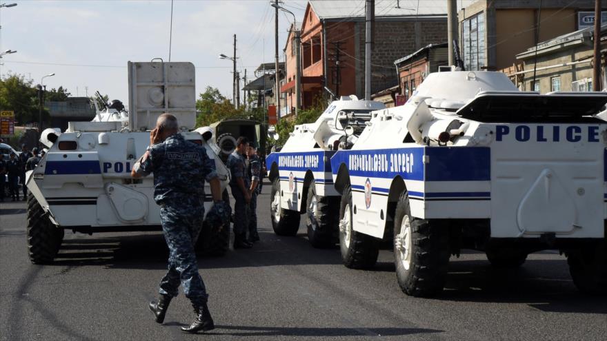 Policías bloquean una calle después de que un grupo de hombres armados tomara una comisaría de policía en Ereván, capital de Armenia, 17 de julio de 2016.