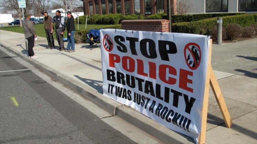 Una pancarta indica que se pare la brutalidad policial en EE.UU.