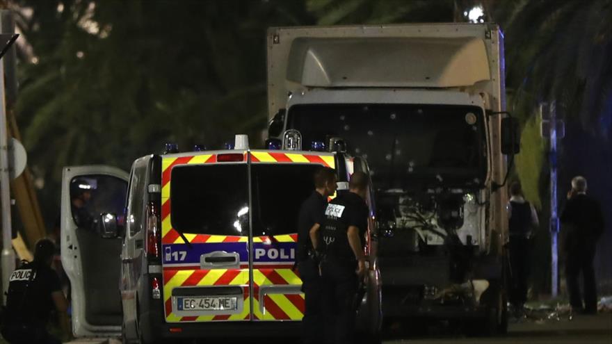 El camión que conducía el terrorista Mohamed Bouhlel, con el que arrolló a sus víctimas en el atentado de Niza (Francia) el pasado 14 de julio.