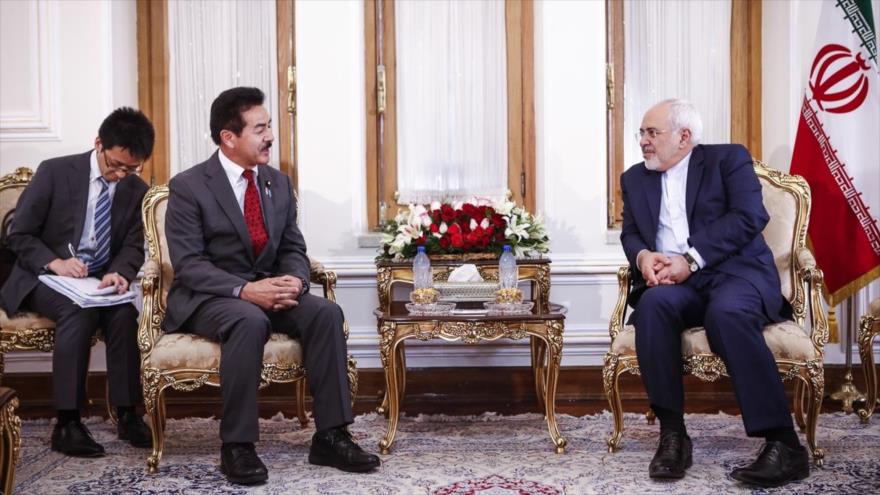Mohamad Yavad Zarif (dcha.), canciller de Irán, recibe al jefe de la Comisión de Política Exterior y de Defensa del Parlamento de Japón, Masahisa Sato, en Teherán, capital persa. 17 de julio de 2016 