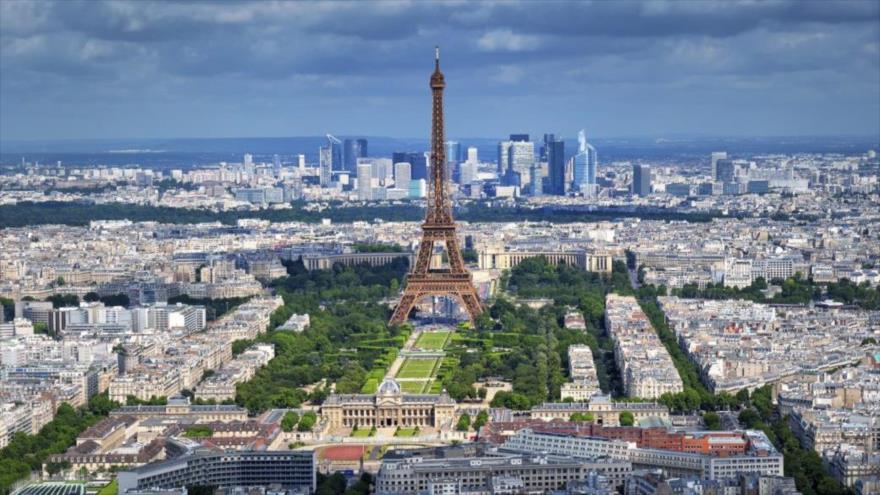 La Torre de Eiffel, el símbolo de París, capital de Francia.