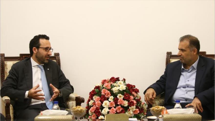 El presidente del Centro de Estudios del Parlamento iraní, Kazem Yalali (izda.), durante una reunión con el director de operaciones del Comité Internacional de la Cruz Roja en Oriente Próximo, Robert Mardini, en Teherán, 17 de julio de 2016.