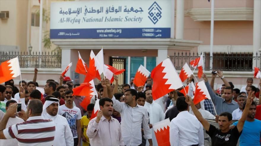 Los bareiníes se congregan frente a la sede del principal partido opositor de Baréin, Al-Wefaq, en Manama, capital. 