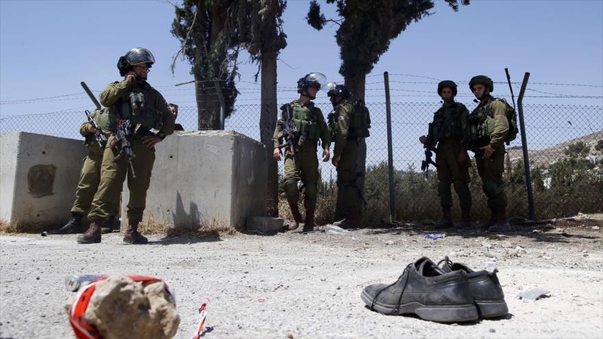 Zapatos del palestino abatido por soldados israelíes en una región cerca del campo de refugiados de Al-Arub, en Cisjordania, 18 de julio de 2016.