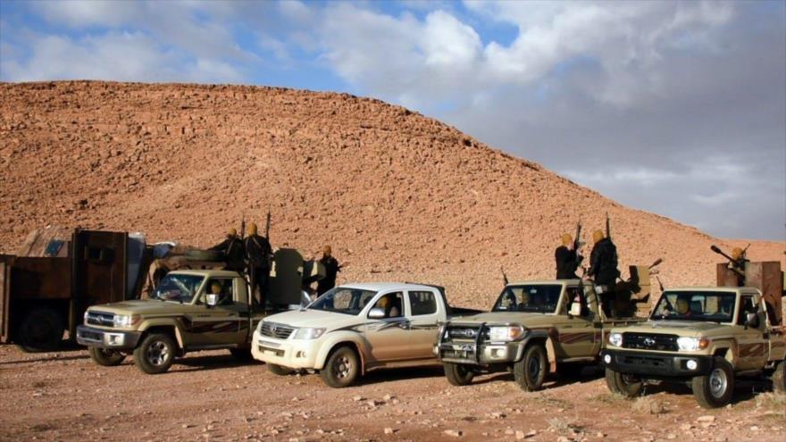 Integrantes del grupo terrorista EIIL a bordo de vehículos armados en una zona en la provincia iraquí de Al-Anbar.