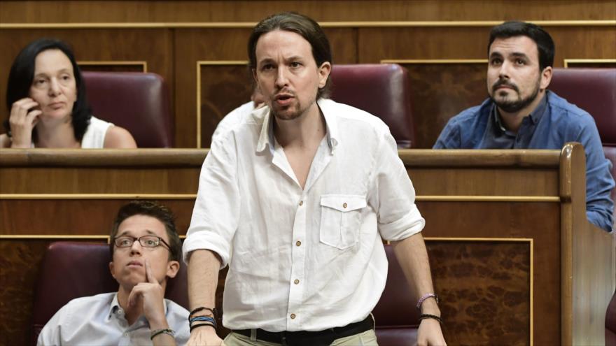 El líder de Unidos Podemos, Pablo Iglesias, se pone en pie para jurar el acatamiento de la Constitución durante la constitución del Congreso, en el Palacio de las Cortes, en Madrid, capital española, 19 de julio de 2016.